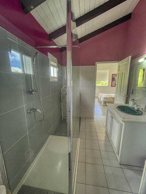 31.Location villa piscine Saint François Guadeloupe_Chambre étage